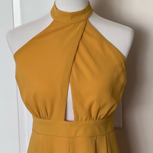 Boutique Chic 💛 Halter Jumpsuit - Picture 3 of 16